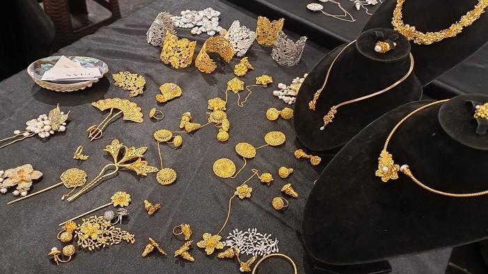 6 Tips Tepat Memilih Aksesori Kebaya, Salah Satunya Jangan Sembarangan ... Panduan Lengkap Memilih Aksesori Yang Tepat